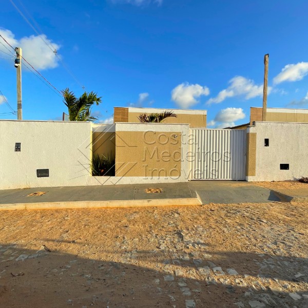 Casa 2 quartos com quintal e documentação grátis!