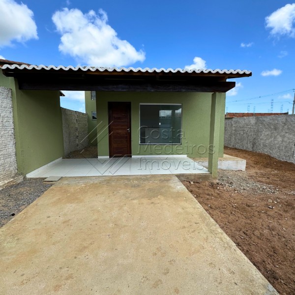 Casa com 2 Quartos (1 Suíte) e Amplo Terreno no Jardim Botânico!