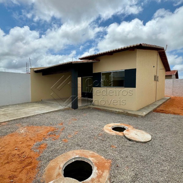 Casa com 2 Quartos, Amplo Terreno e Ótima Localização em Jardim Espanha - Extremoz