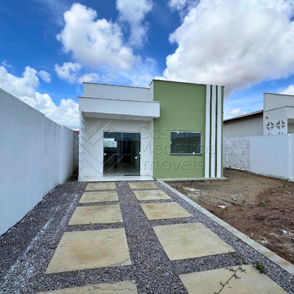 Casa com 2 Quartos e Amplo Espaço Externo no Moinho dos Ventos - Extremoz