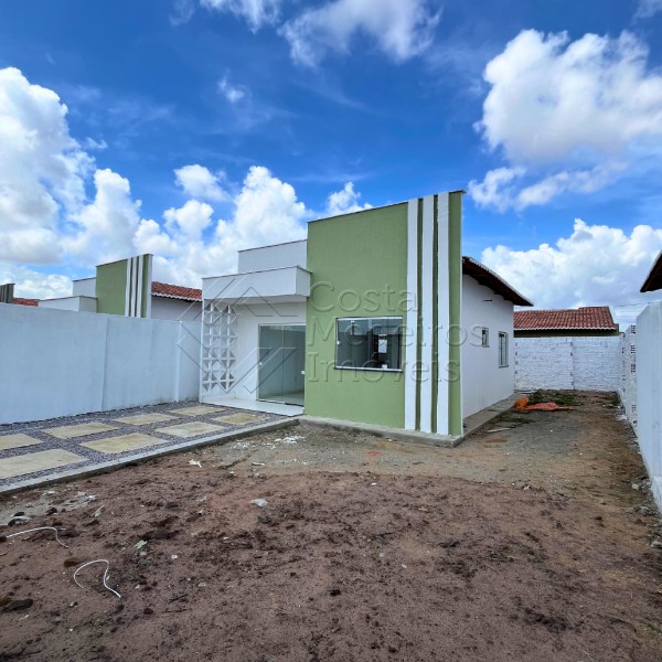 Casa com 2 Quartos e Amplo Espaço Externo no Moinho dos Ventos - Extremoz