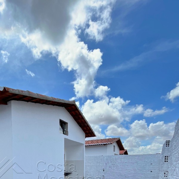 Casa com 2 Quartos e Amplo Espaço Externo no Moinho dos Ventos - Extremoz